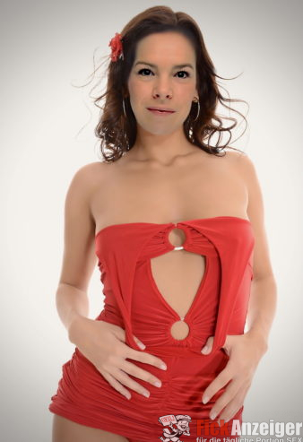 Versaute Hure bietet sexy 3-Loch-Spiele
