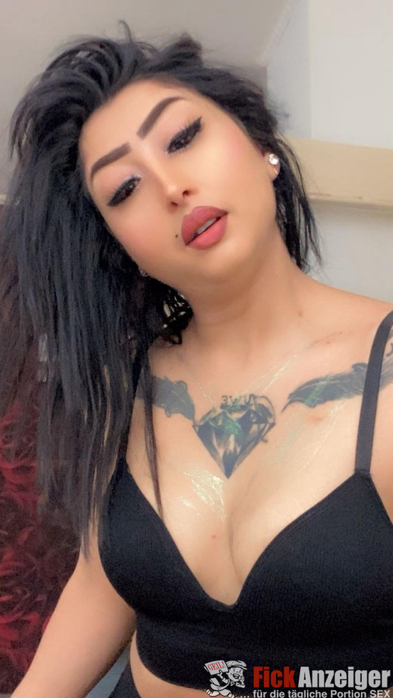 Schlankes 3-L Mädel: Brustwarzenpiercing, nur geil