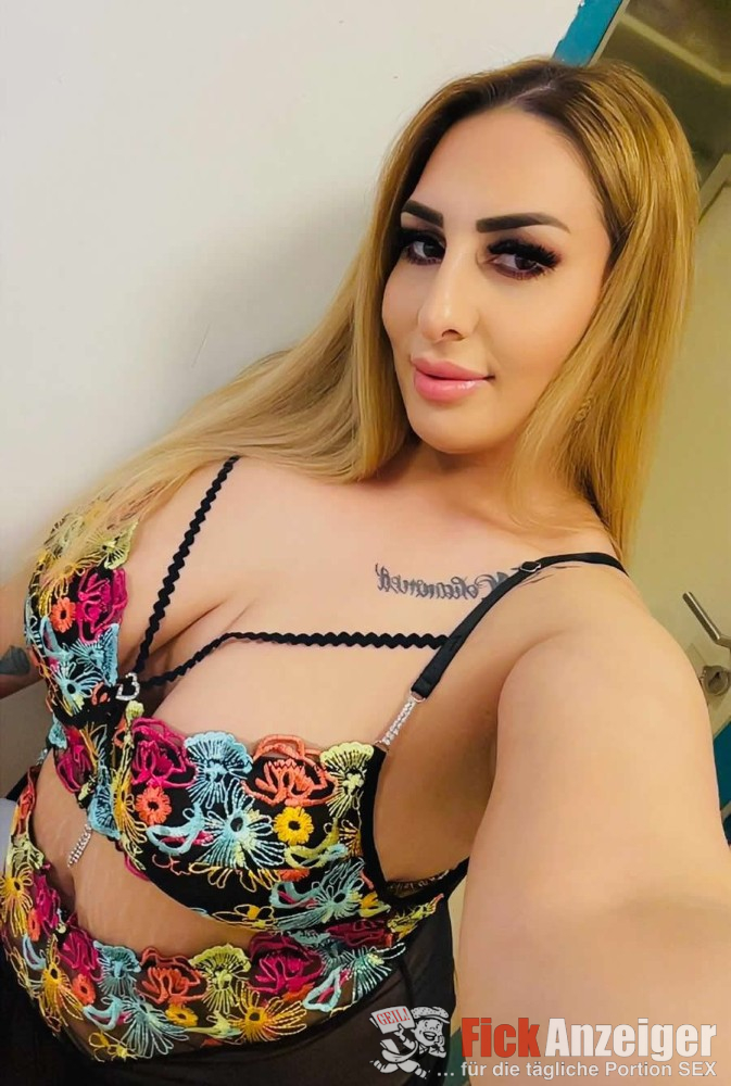 3-Loch Dienstmädchen fickt auch an alle Feiertage!