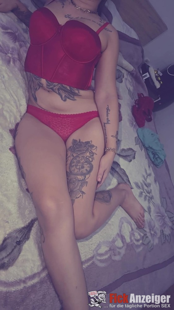 Junges Girl mit alle schmutzige Wassern gewaschen!