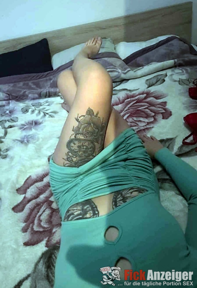 Junges Girl mit alle schmutzige Wassern gewaschen!