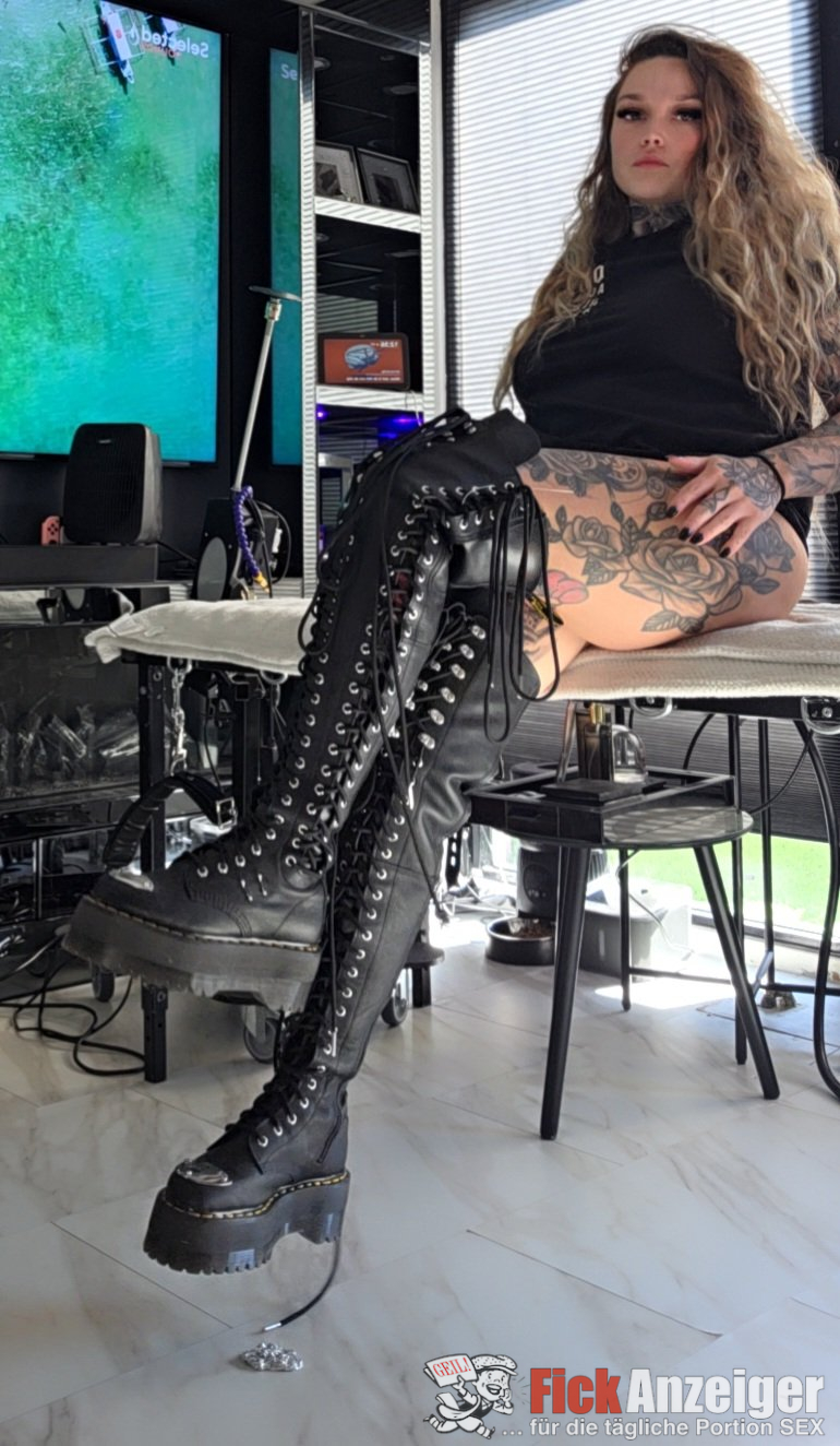 Rachelle, die strenge Domina