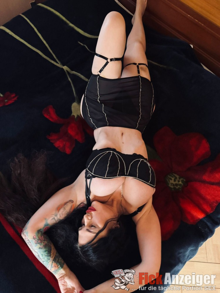 Liebt 3-Loch und leckt Arsch bei jeder Gelegenheit